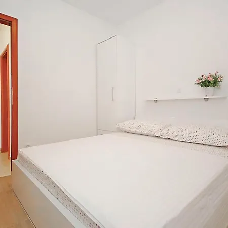 Awesome In With Swimming Pool Appartement
